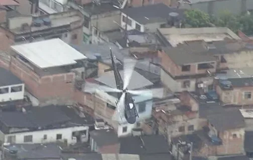 Helicóptero da Polícia Civil em operação no Rio de Janeiro