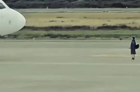 Homem na pista de decolagem de aeroporto no Chile