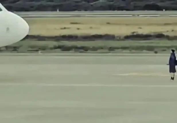 Homem na pista de decolagem de aeroporto no Chile