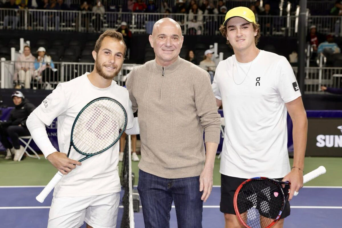 João Fonseca ao lado de Andre Agassi e Hugo Gaston no Challenger de Phoenix