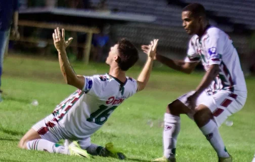 Jogadores do Fluminense-PI comemorando gol no duelo contra o Altos