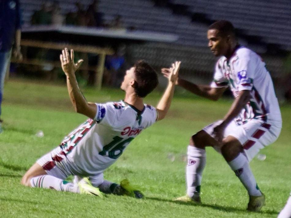 Jogadores do Fluminense-PI comemorando gol no duelo contra o Altos