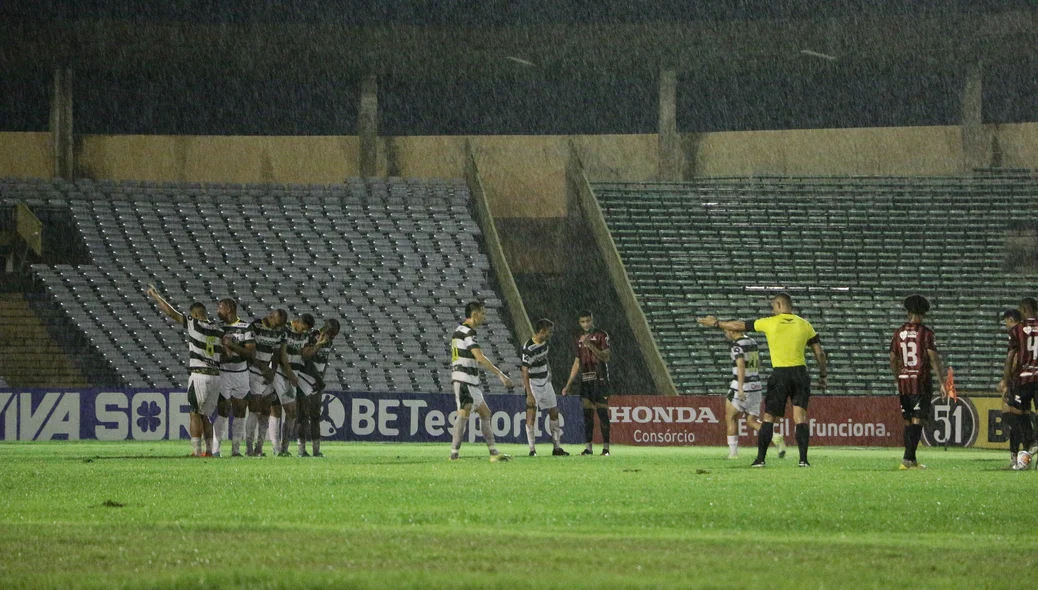 Jogadores formando barreira