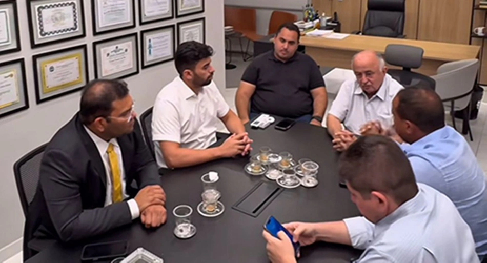 Júlio César e Georgiano Neto (ambos ao centro) durante encontro com vereadores de Teresina