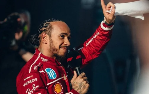 Lewis Hamilton leva 1º pole pela Ferrari