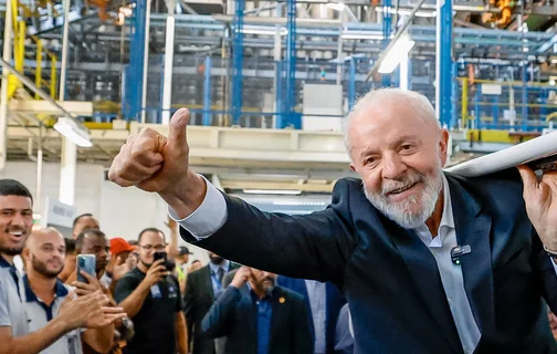 Lula  em visita à linha de montagem da Stellantis