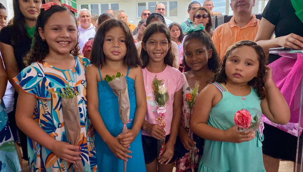 Meninas também receberam flores