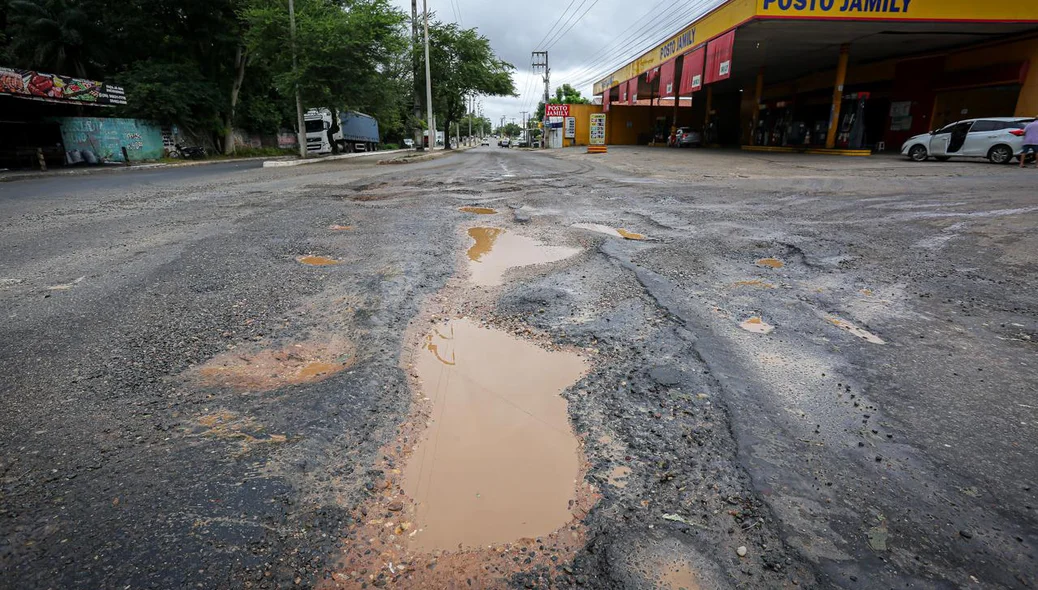 Moradores reclamam de rua esburacada