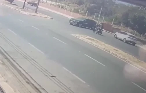 Motociclista ficou ferido após colidir contra carro na Avenida Zequinha Freire