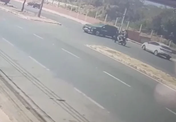 Motociclista ficou ferido após colidir contra carro na Avenida Zequinha Freire