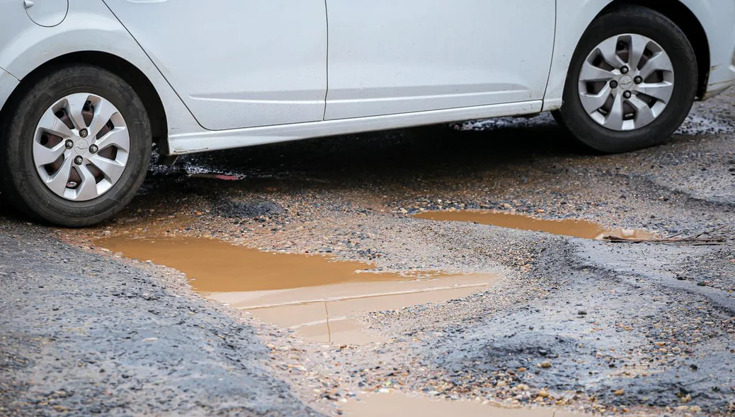 Motoristas tentam desviar dos buracos