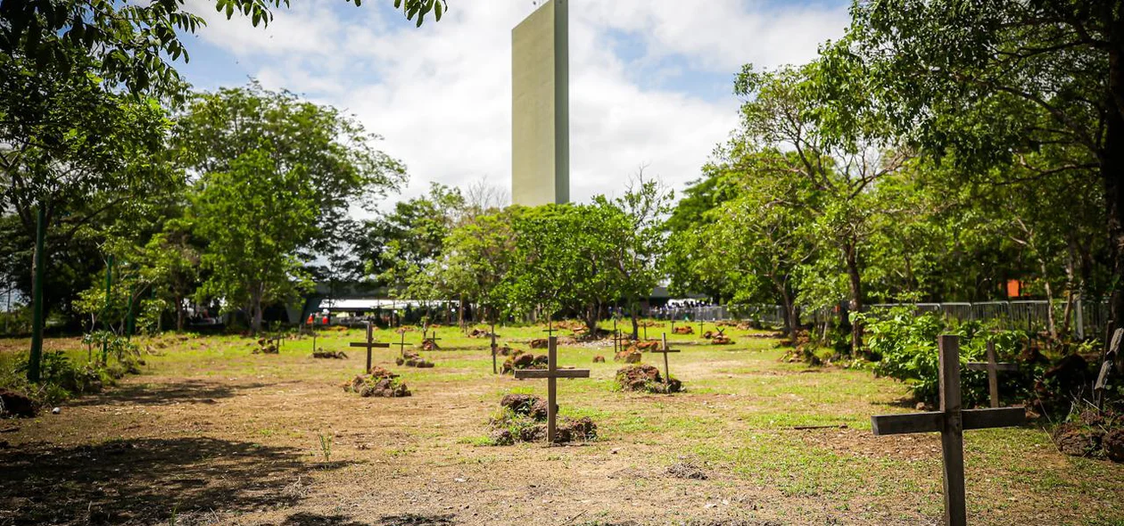 O cemitério fica próximo do Monumento aos Heróis do Jenipapo