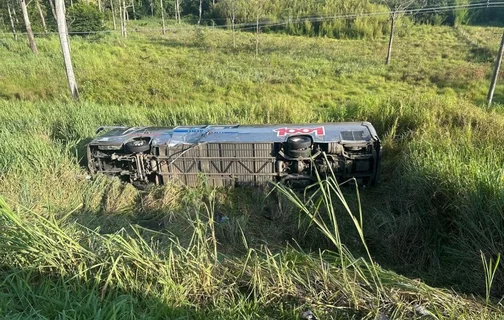 Ônibus cai em ribanceira e deixa 1 morto