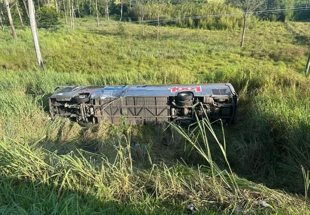 Ônibus cai em ribanceira e deixa 1 morto