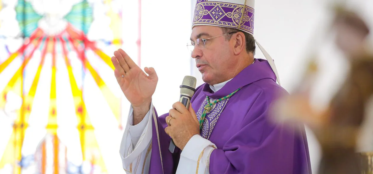 Padre celebrando a missa em Ação de Graça