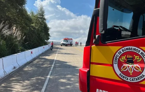 Para resgatar o corpo, o Corpo de Bombeiros precisou utilizar um helicóptero