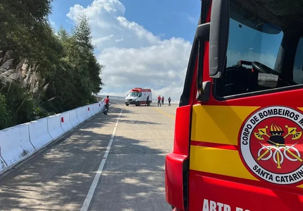 Para resgatar o corpo, o Corpo de Bombeiros precisou utilizar um helicóptero