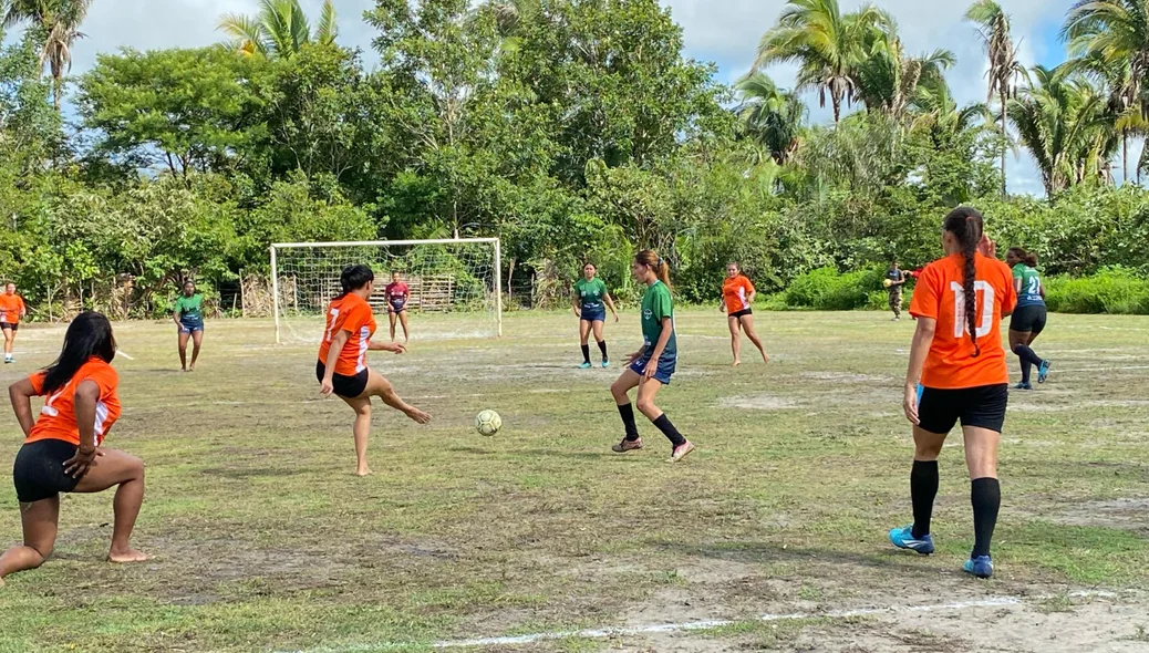 Partida de futebol feminino no evento