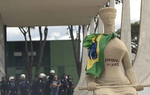 "Perdeu, mané" na estátua da Justiça, localizada no STF