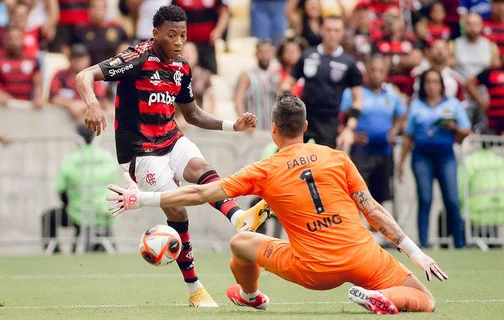 Plata em ação pelo Flamengo contra o Fluminense na final do Carioca