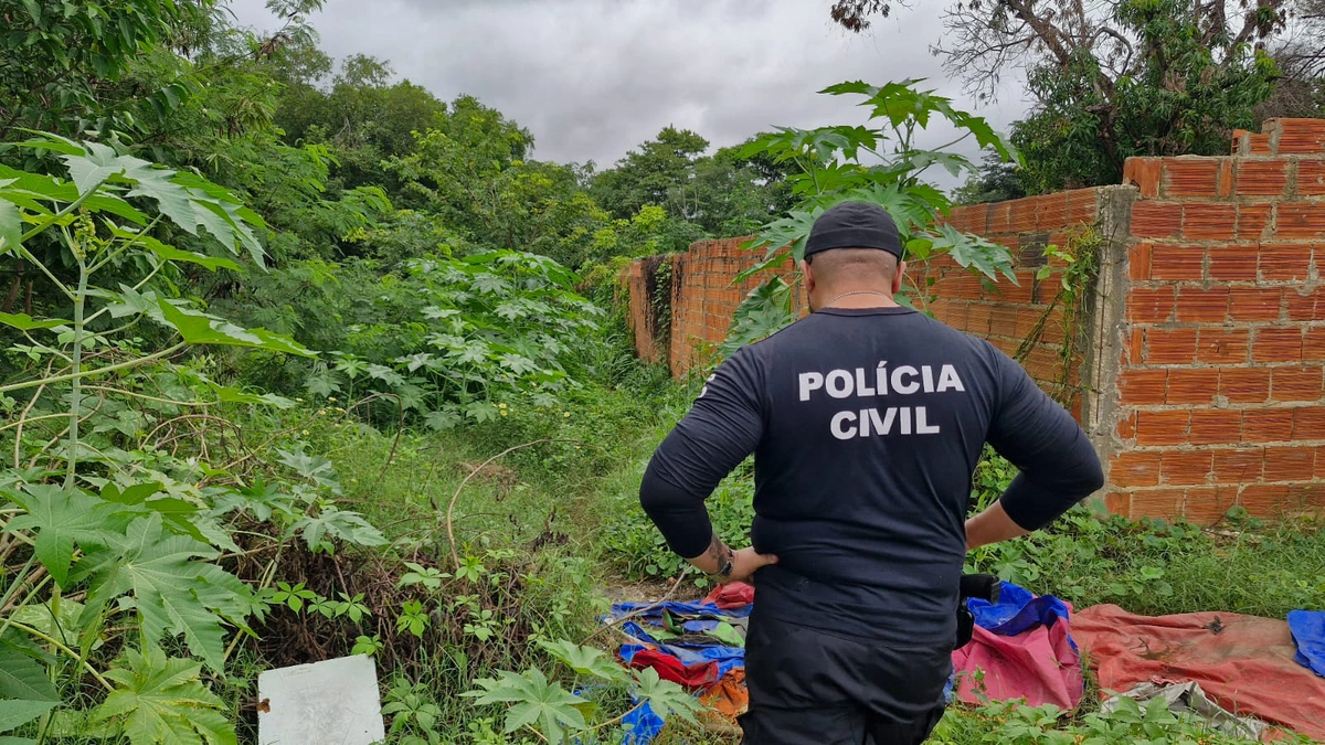 Polícia Civil no local onde o corpo foi encontrado no bairro Três Andares