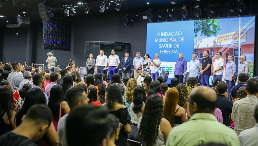 Prefeito empossa 940 aprovados no concurso da FMS