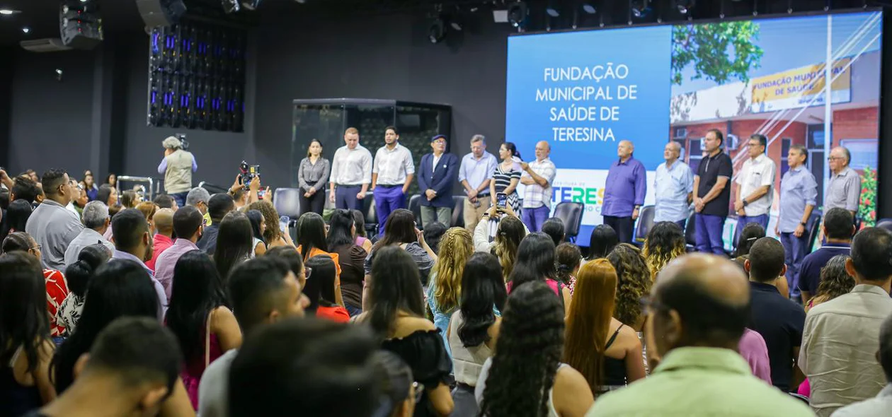 Prefeito empossa 940 aprovados no concurso da FMS