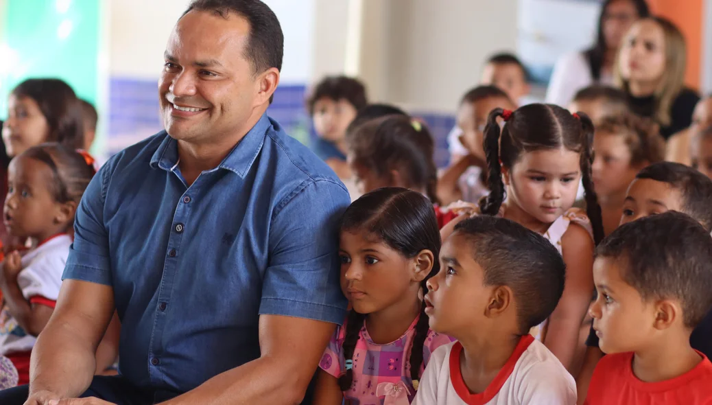 Prefeito Pedro Gomes ao lado das crianças