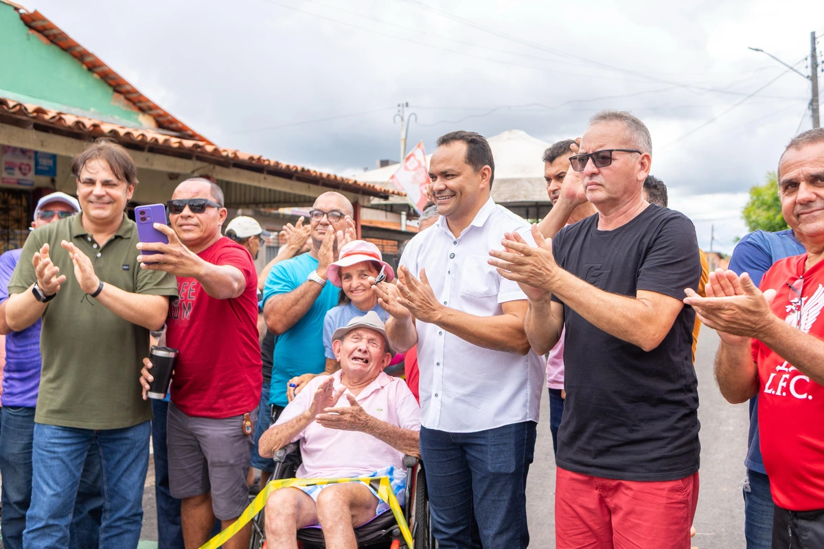 Prefeito Pedro Gomes e moradores