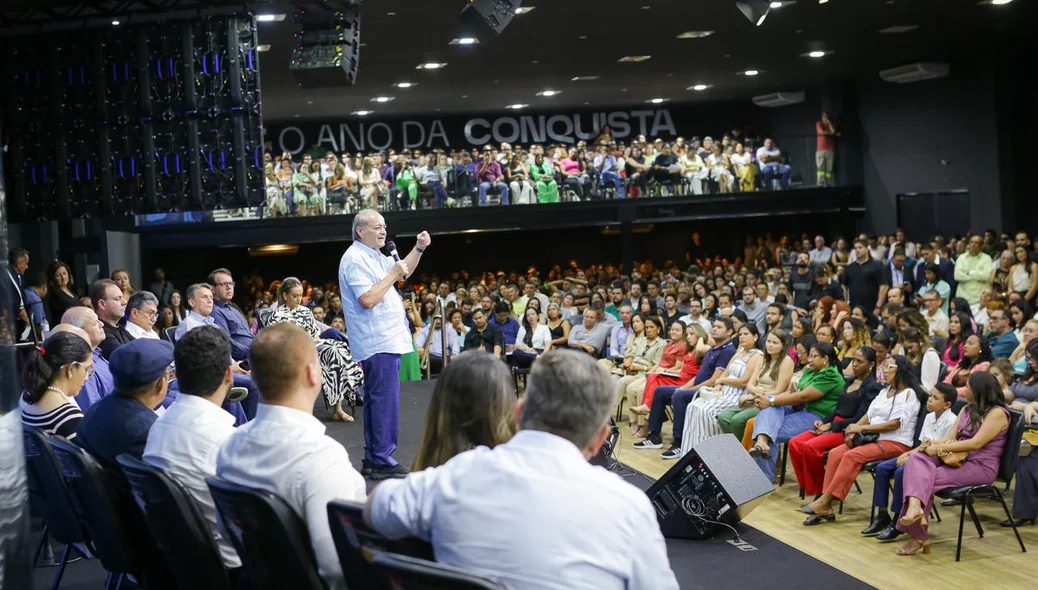 Prefeito Sílvio Mendes empossa 940 aprovados no concurso da FMS