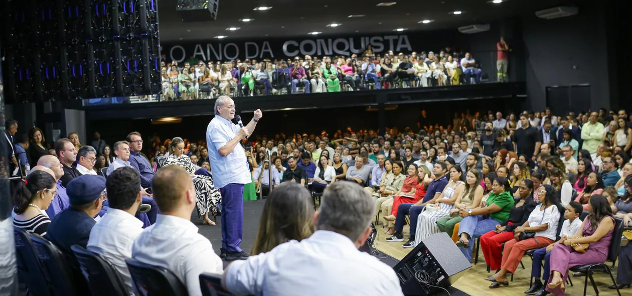 Prefeito Sílvio Mendes empossa 940 aprovados no concurso da FMS