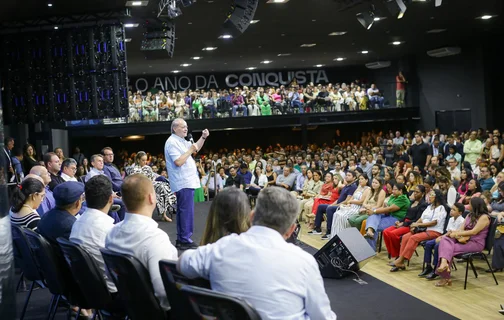 Prefeito Sílvio Mendes empossa 940 aprovados no concurso da FMS