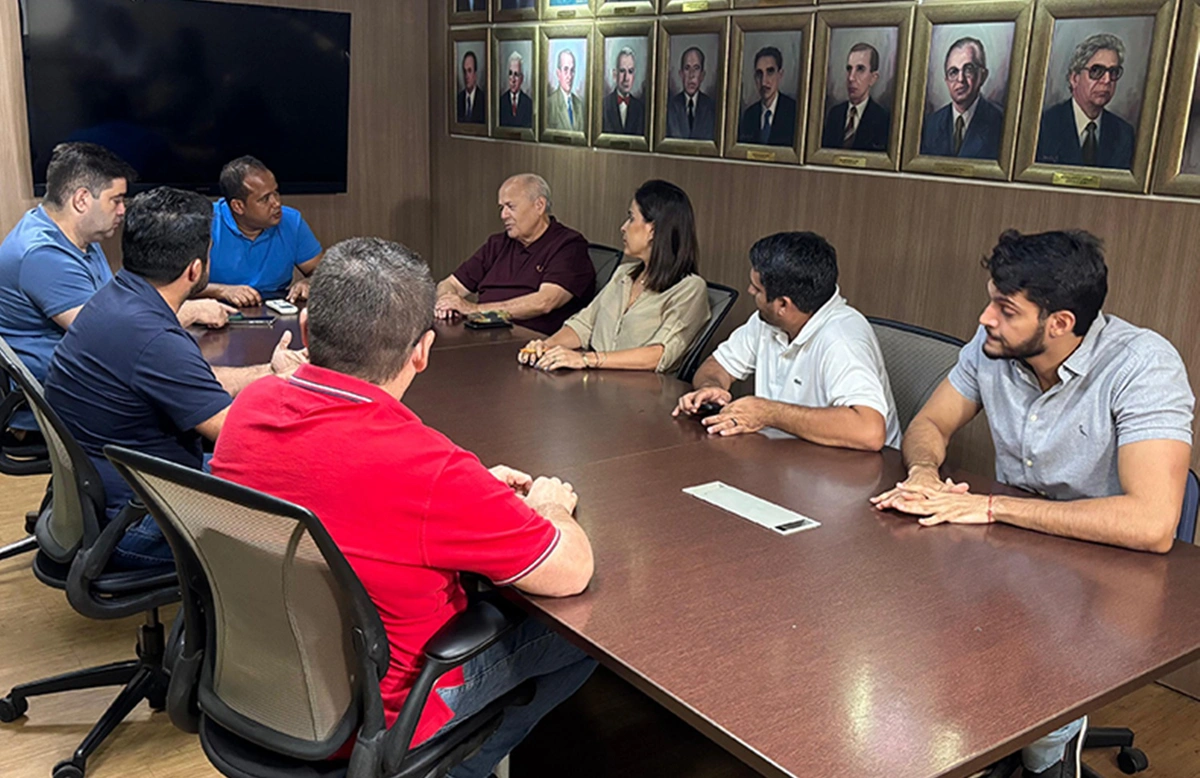 Professor Charles Silveira, chefe da FMS, em reunião com vereadores de Teresina