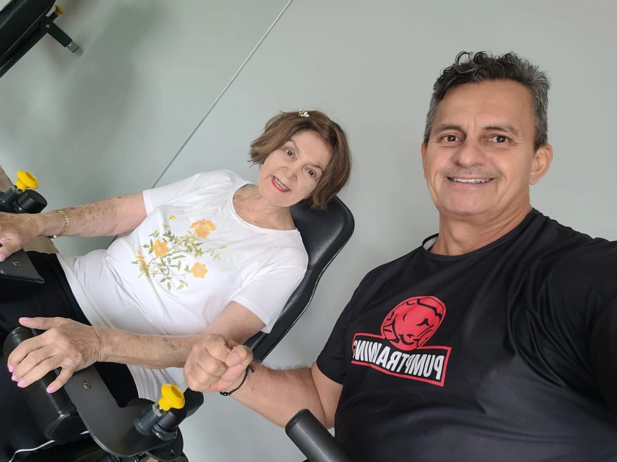 Professor Demóstenes com Dona Auzair Chaib, de 89 anos, melhorando sua saúde na musculação terapêutica.