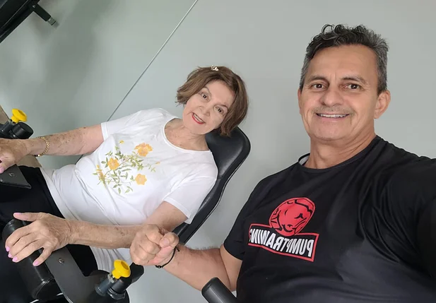 Professor Demóstenes com Dona Auzair Chaib, de 89 anos, melhorando sua saúde na musculação terapêutica.