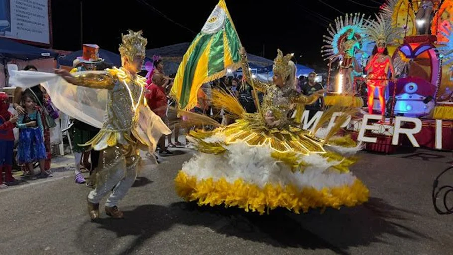 Público acompanhou de perto o desfile