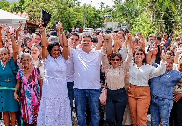 Rafael Fonteles e Leonardo Sobral entregam estrada que dá acesso a Santa Cruz dos Milagres