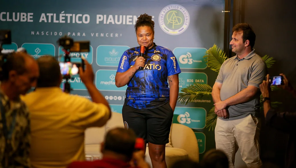 Renata Costa em apresentação do elenco do Atlético-PI feminino