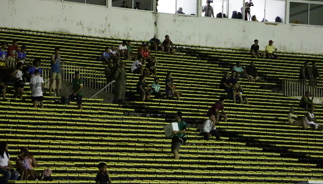 Torcedores no Estádio Albertão