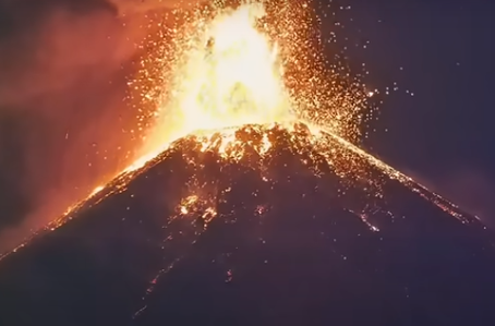 Vulcão de Fogo em erupção