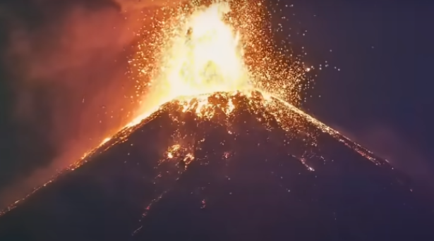 Vulcão de Fogo em erupção