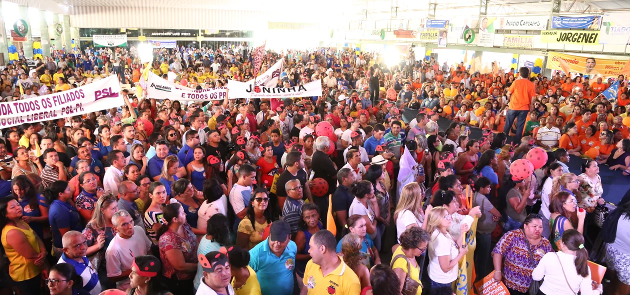 Multidão prestigia convenções em Teresina 