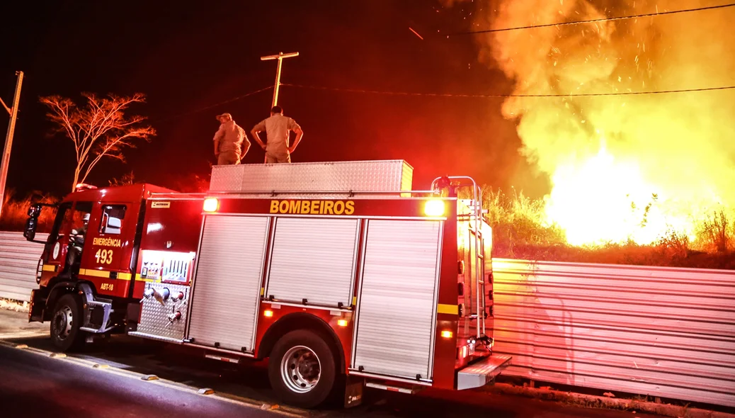 Bombeiros no combate ao incêndio 