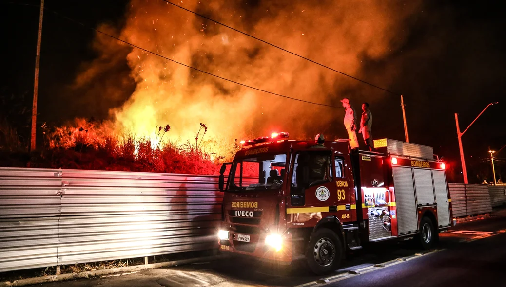 Incêndio no terreno do shopping Rio Poty em Teresina