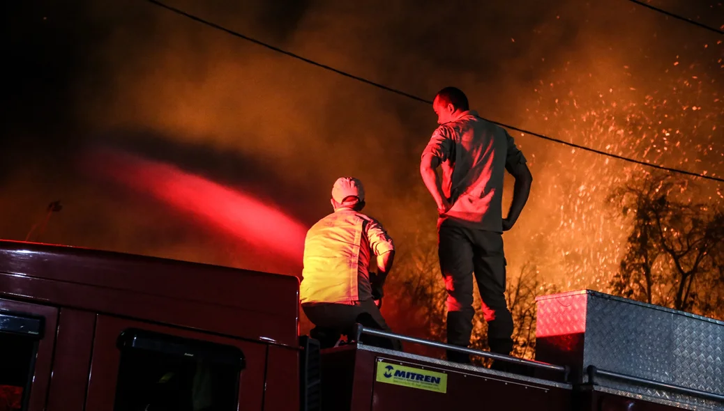 Corpo de Bombeiros combatendo o fogo