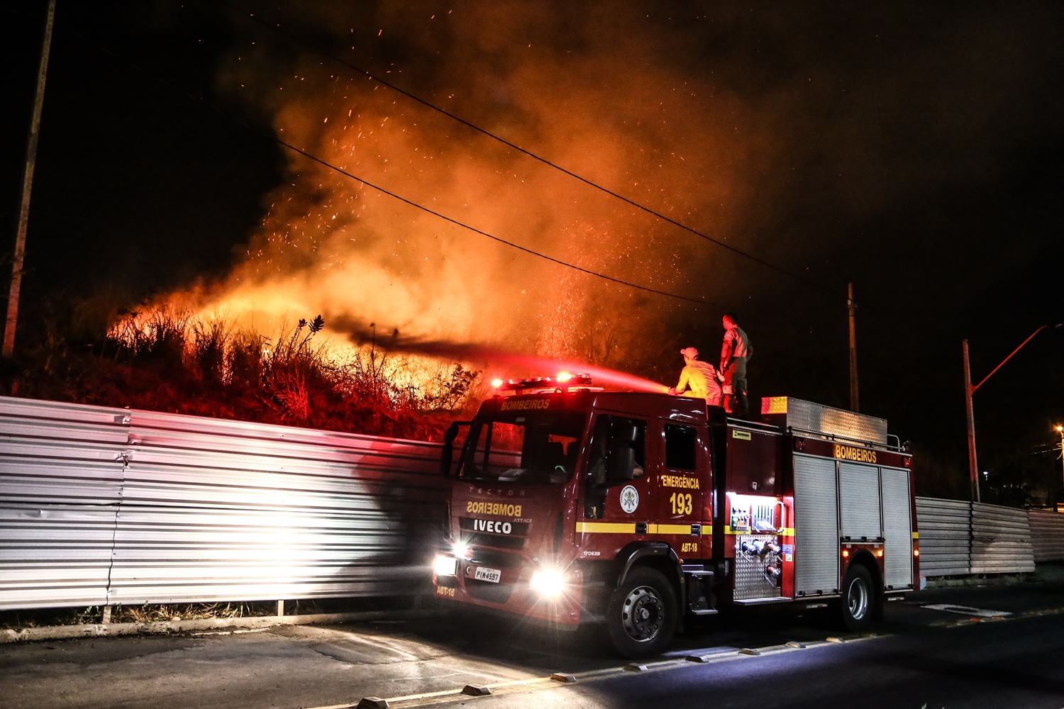 Incêndio ao lado do Shopping Rio Poty