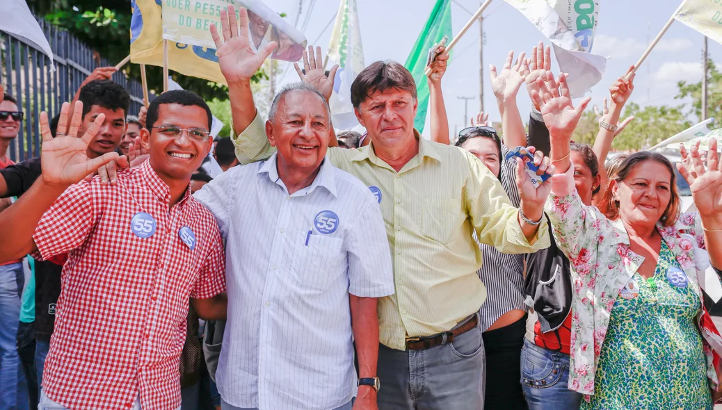 Dr. Pessoa realiza caminhada na zona sul de Teresina