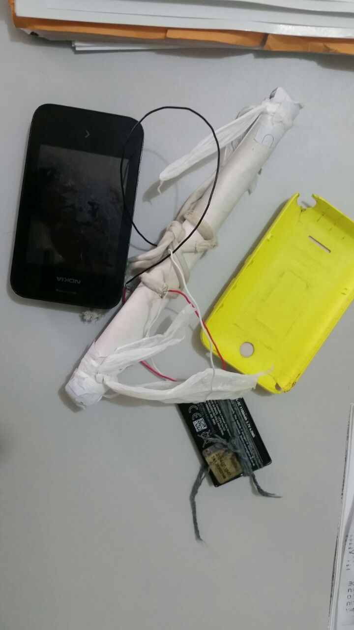 Além do celular foi encontrado uma espécie de carregador a base de pilhas