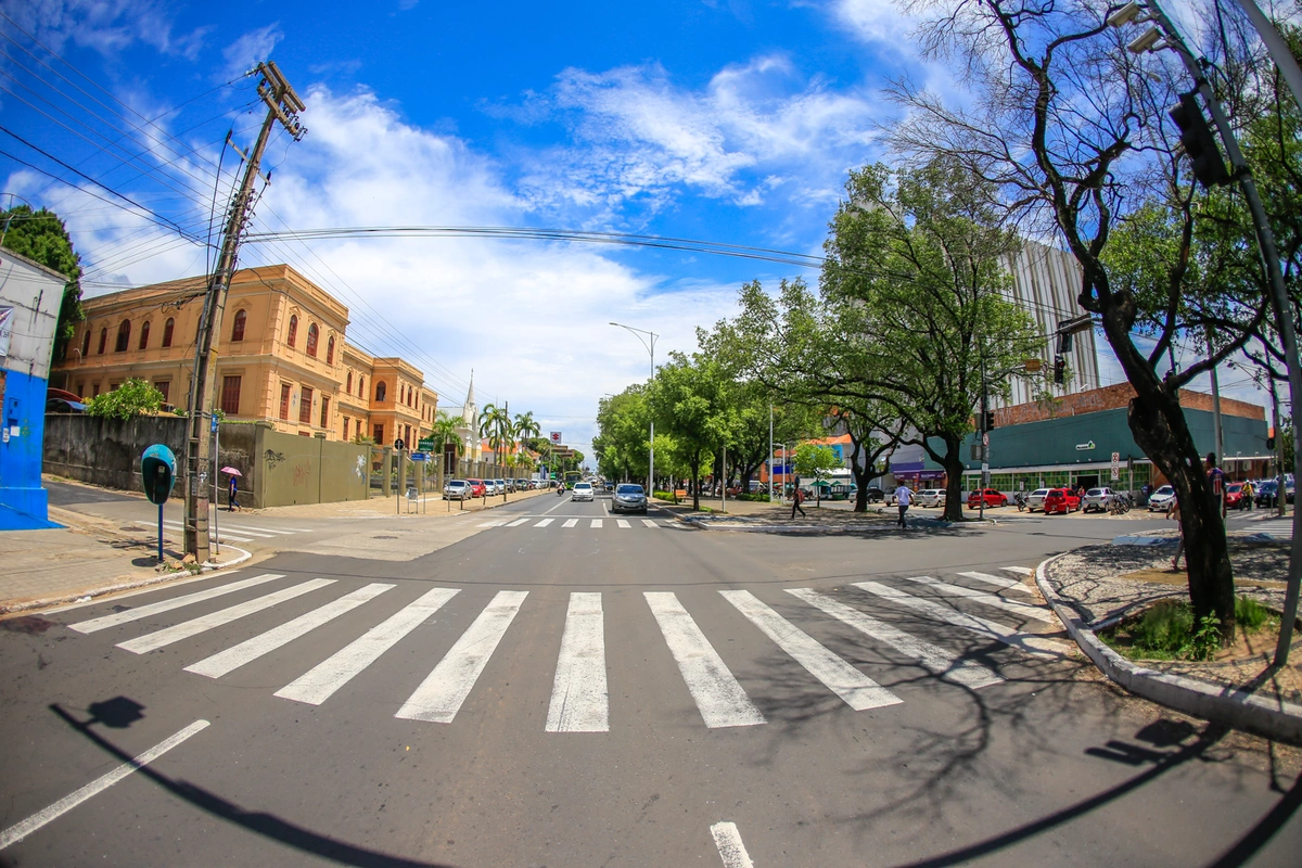 Faixa de pedestre na avenida Frei Serafim