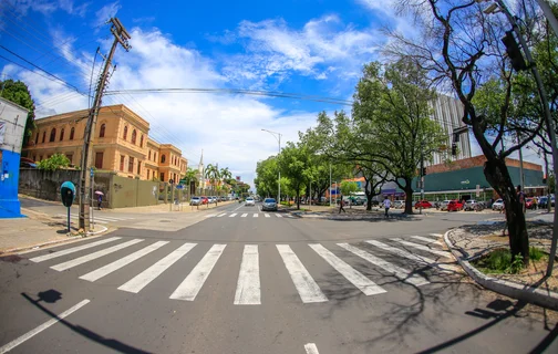 Faixa de pedestre na avenida Frei Serafim